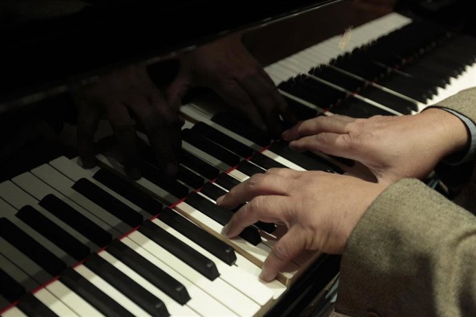 Archivo - Imagen de una persona tocando el piano.