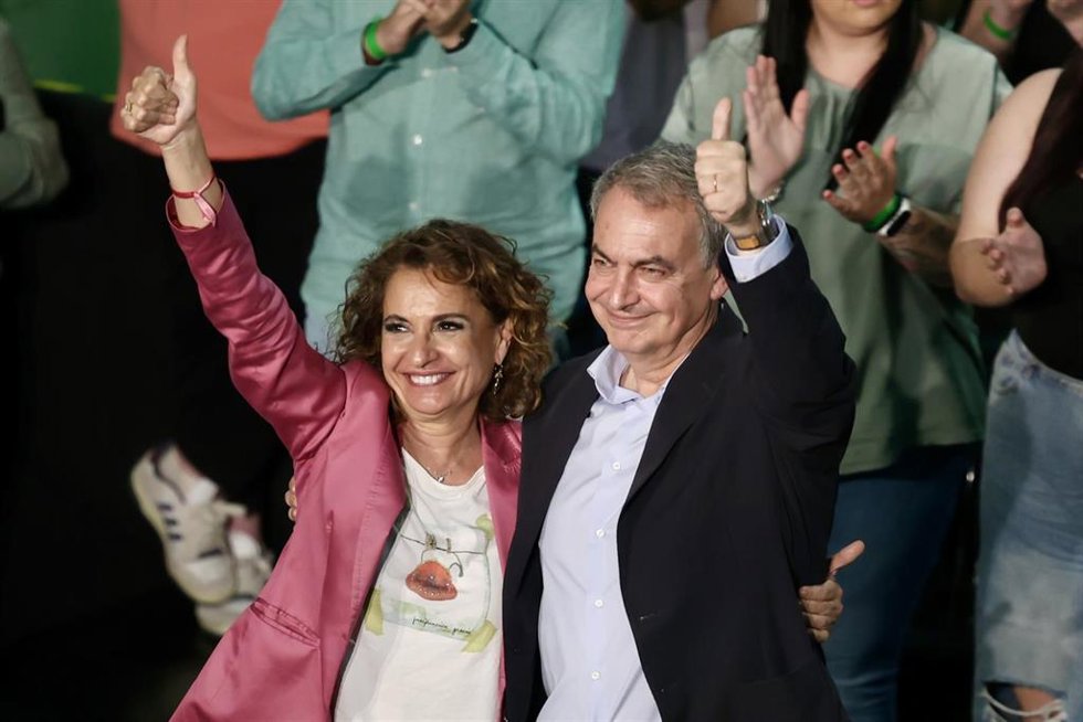 La secretaria general del PSOE-A y candidata a la Presidencia de la Junta, María Jesús Montero (i), en un acto público junto al expresidente del Gobierno José Luis Rodríguez Zapatero (d. A 14 de mayo de 2026, en Cádiz (Foto de archivo).