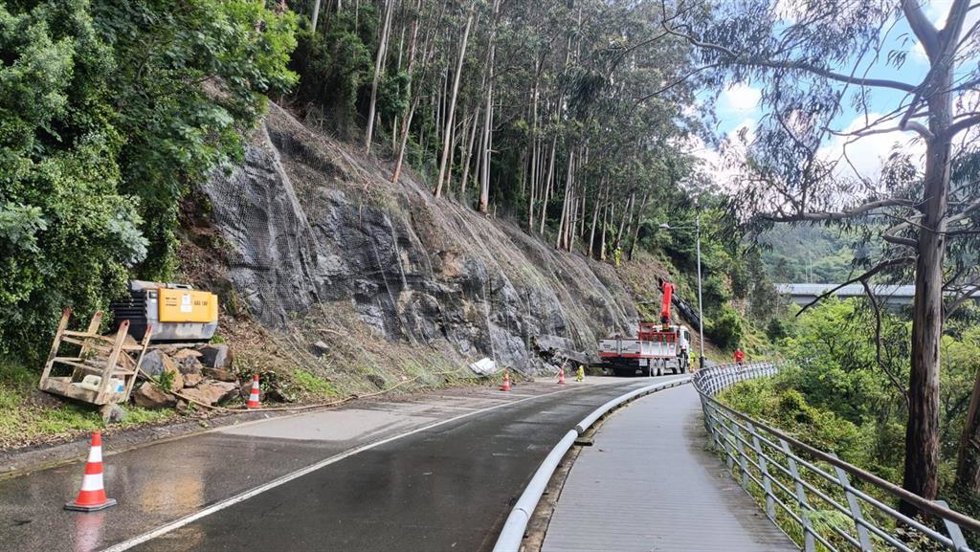Obras para estabilizar el talud de la carretera de El Regato en Barakaldo.