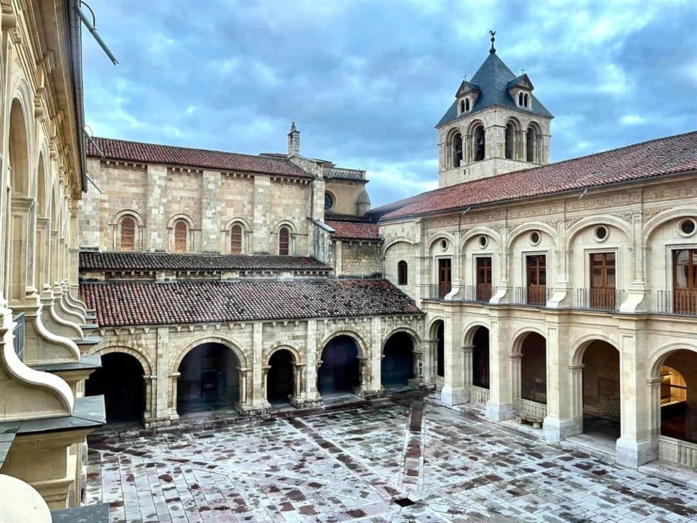 Claustro de la Real Colegiata de San Isidoro, donde se celebraron las Cortes leonesas de 1188.