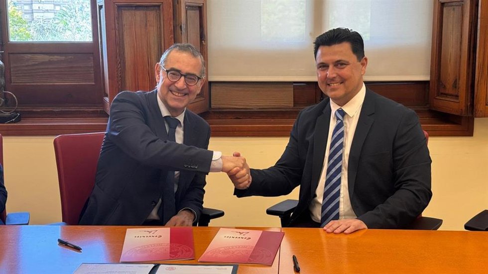 El rector de la UMU, José Luján, y el alcalde de San Javier, José Miguel Luengo, se dan la mano tras firmar la renovación del convenio de colaboración