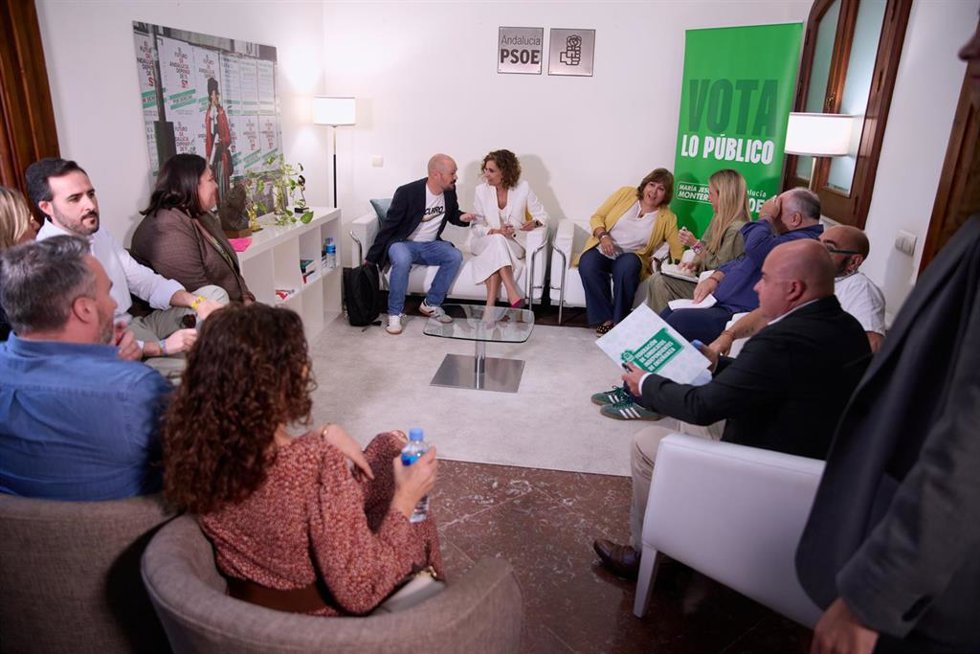 Reunión de la secretaria general del PSOE-A y candidata a la Junta, María Jesús Montero, con representantes del sector de escuelas infantiles.