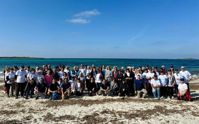Grupo de personas mayores asisten a una de las rutas de senderismo organizada por el Consell de Mallorca.