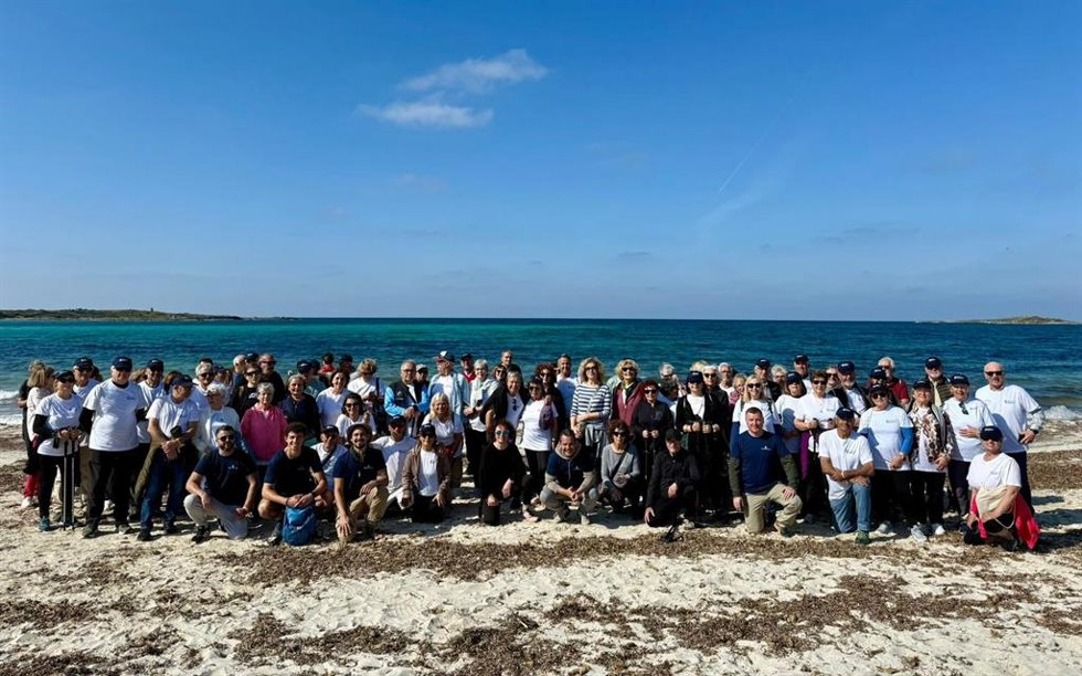 Grupo de personas mayores asisten a una de las rutas de senderismo organizada por el Consell de Mallorca.