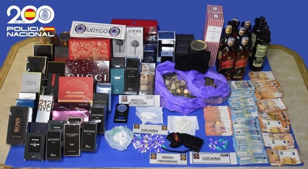 Droga, dinero y perfumes requisados al detenido en Burgos.