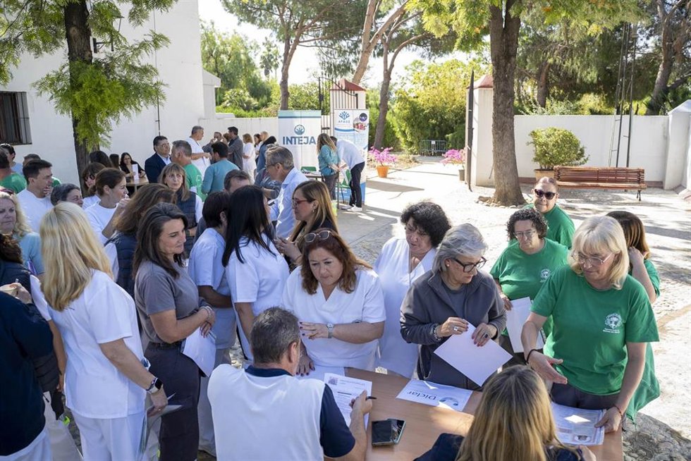 Imagen del encuentro de los alumnos de inserción laboral de Mairena, con AEMA.