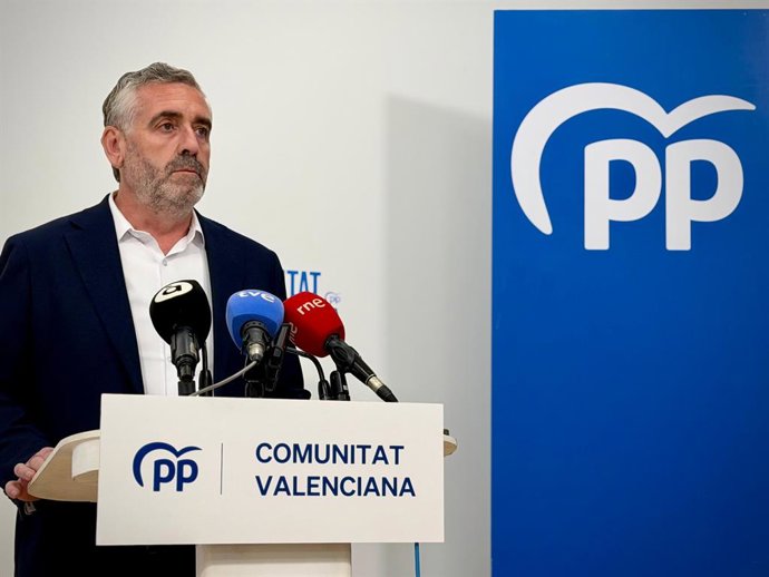 El secretari general del PPCV, Carlos Gil, compareix en roda de premsa aquest divendres per a valorar la situació de l'educació a la Comunitat Valenciana