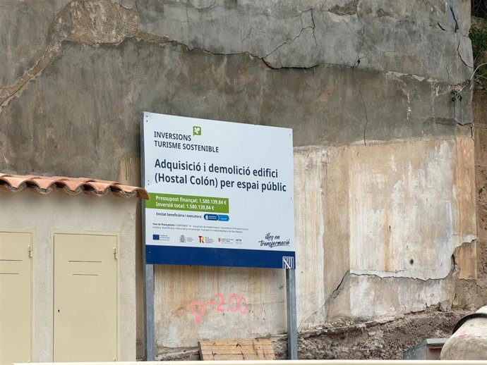 Cartel de las obras en el solar en el que se ubicaba el Hostal Colón.