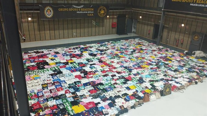 Artículos intervenidos en una operación de la Policía Local de Sevilla
