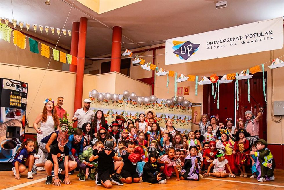 Foto de familia de los participantes en la Universidad Popular de Alcalá