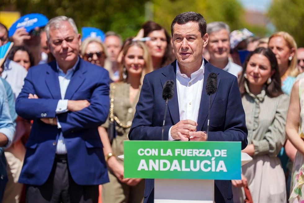 El presidente del PP-A y candidato a la reelección a la Presidencia de la Junta de Andalucía, Juanma Moreno interviene en su último acto en Sevilla en unos de los barrios más populares de la capital Hispalense. A 15 de mayo de 2026 en Sevilla, Andalucía (