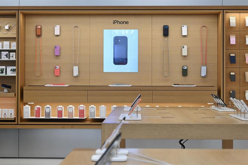Archivo - April 2, 2026, Hong Kong, China: Apple iPhone products display at the Apple store on the shopping mall on April 2, 2026 in Hong Kong.