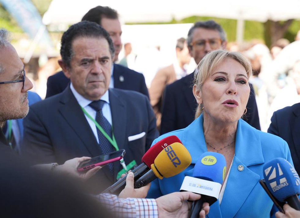 La consejera de Economía, Hacienda, Fondos Europeos y Diálogo Social y portavoz del Gobierno andaluz, Carolina España (d), durante la atención a los medios de comunicación.
