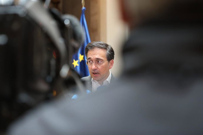 El ministro de Asuntos Exteriores, Unión Europea y Cooperación, José Manuel Albares, ofrece declaraciones a los medios sobre la liberación del activista español de origen palestino Saif Abukeshek, a 10 de mayo de 2026, en Madrid (España). Albares, ha conf