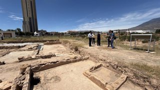 El alcalde de El Ejido (Almería), Francisco Góngora, y la concejal de Cultura, Elena Gómez, durante la visita al inicio de las nuevas excavaciones en el Yacimiento de Ciavieja.
