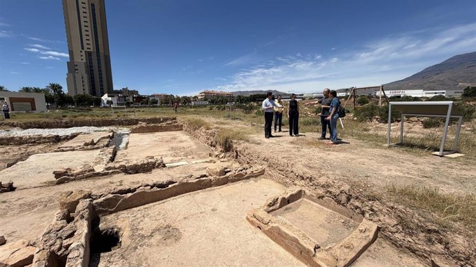 El alcalde de El Ejido (Almería), Francisco Góngora, y la concejal de Cultura, Elena Gómez, durante la visita al inicio de las nuevas excavaciones en el Yacimiento de Ciavieja.