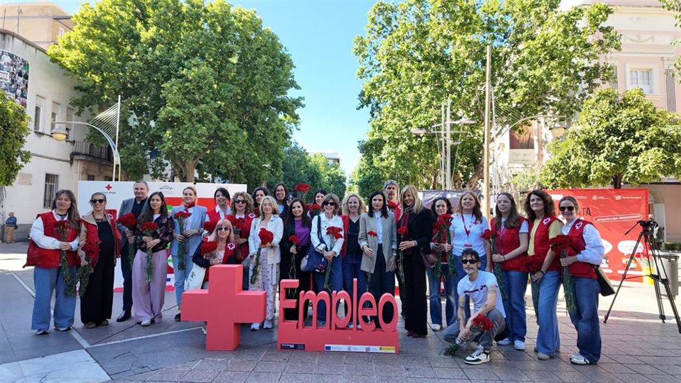 Gálvez (7ª dcha.), junto a otras autoridades y responsables y voluntarios de Cruz Roja en el VII 'Clavel por la Igualdad'
