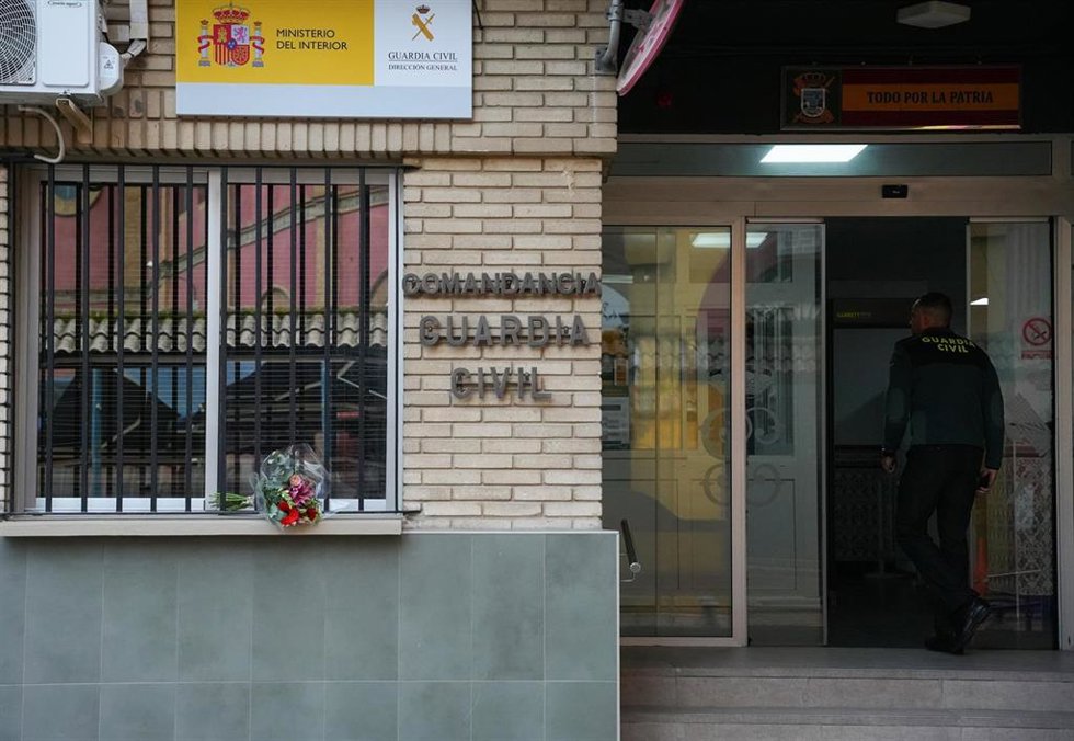 Imagen de la Comandancia de la Guardia Civil de Huelva el pasado sábado, cuando acogió la capilla ardiente de los dos agentes fallecidos.