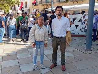 El candidato de Adelante Andalucía por la provincia de Málaga en las próximas elecciones autonómicas de 2026, Luis Rodrigo, y la candidata número dos, Cristina Fernández.