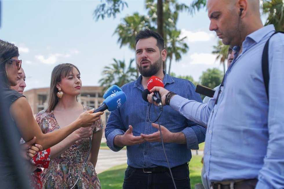 El candidato socialista por Sevilla y secretario adjunto de Organización del PSOE-A, Alejandro Moyano, en la atención a medios.