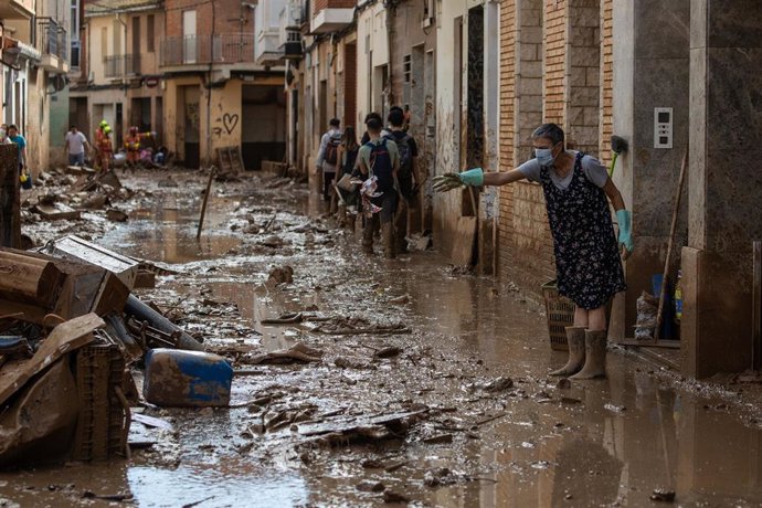 Archivo - Varias personas en una de las zonas afectadas por la DANA, a 8 de noviembre de 2024, en Paiporta