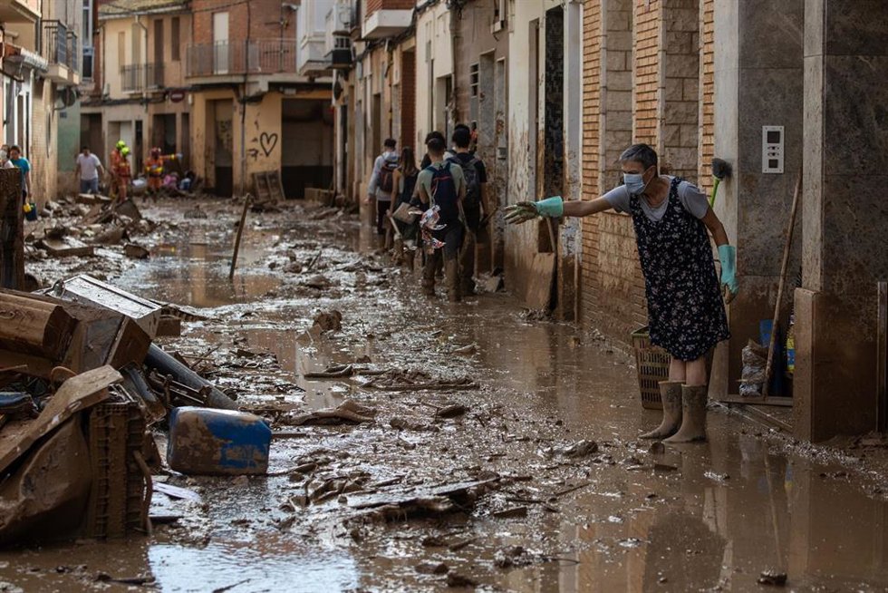 Archivo - Varias personas en una de las zonas afectadas por la DANA, a 8 de noviembre de 2024, en Paiporta