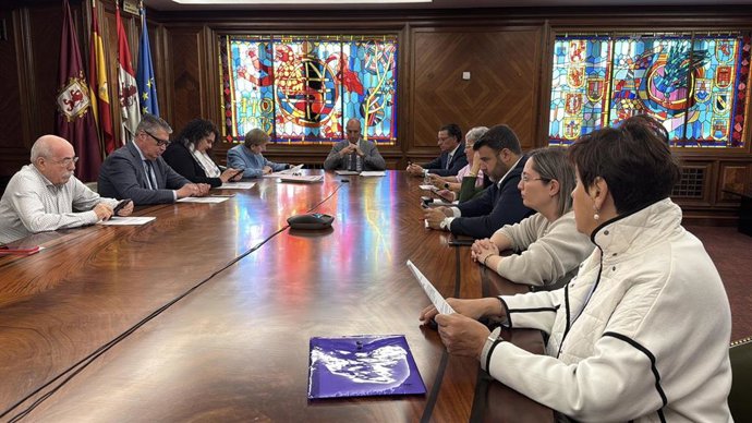 Junta de Gobierno Local del Ayuntamiento de León, que ha aprobado iniciar los trámites para conceder a la Diócesis de León la Medalla de Oro de la Ciudad.