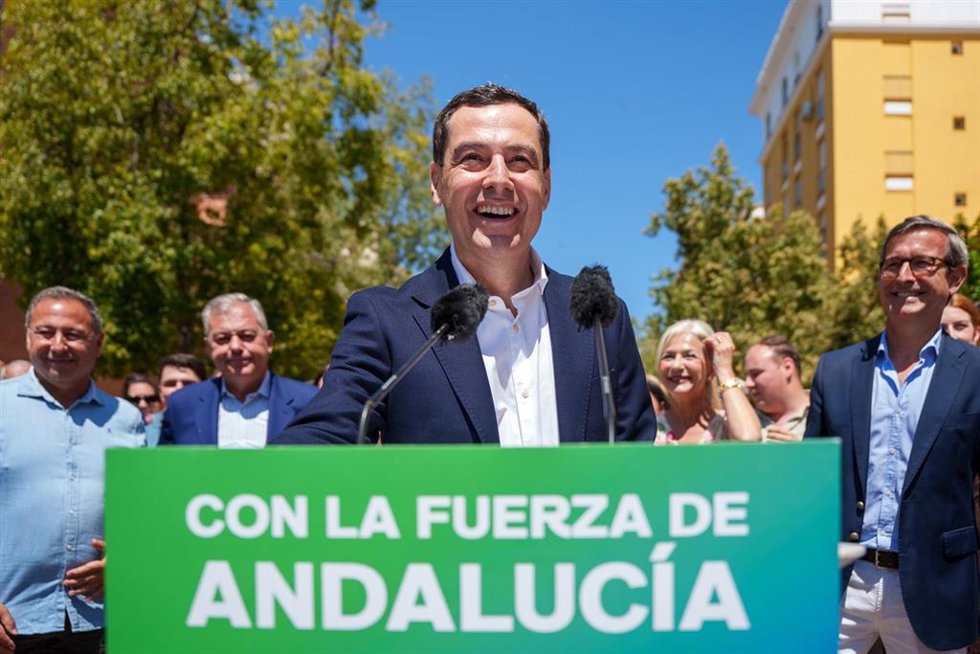 El presidente del PP-A y candidato a la reelección a la Presidencia de la Junta de Andalucía, Juanma Moreno interviene en su último acto en Sevilla. 