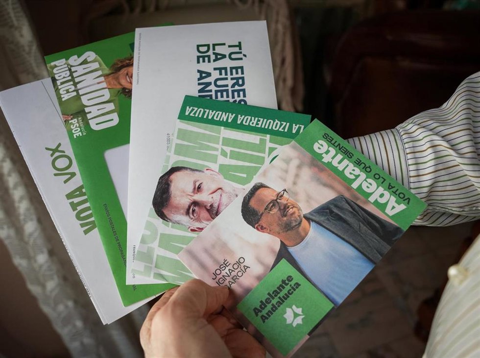 El voto electoral de las cinco candidaturas que compiten por la presidencia de la Junta de Andalucía en las elecciones del 17M llegan por correo a los hogares andaluces. 