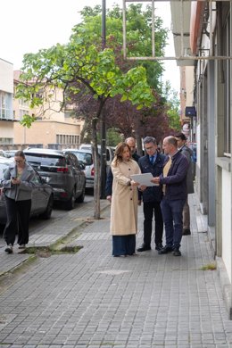 La alcaldesa de Zaragoza, mira los planos de la reforma integral de la calle Pedro Cerbuna, que comenzará el 18 de mayo con un plan de obras en 4 fases