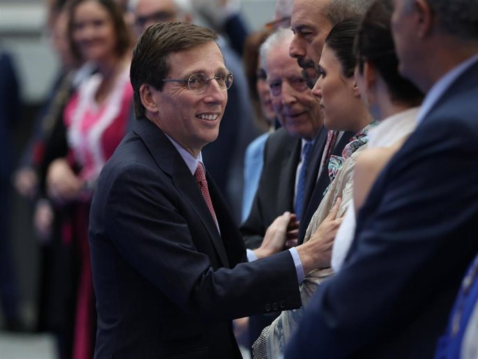 José Luis Martínez-Almeida, Teresa Urquijo