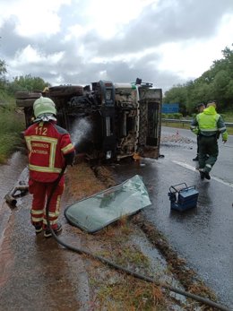 Heridos leves los conductores de un camión y un turismo tras chocar en la A-8 en Cabezón de la Sal
