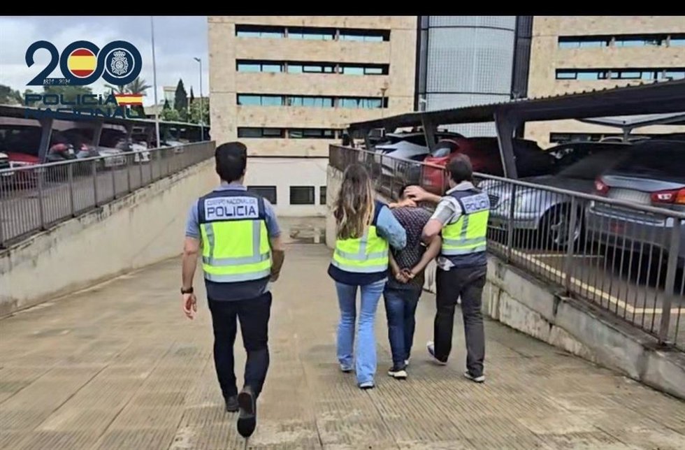 El arrestado, escoltado por agentes de la Policía Nacional.