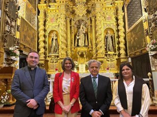El presidente de la Diputación de Córdoba, Salvador Fuentes (segundo por la dcha.), en su visita al Convento de las Carmelitas Descalzas de Aguilar de la Frontera.
