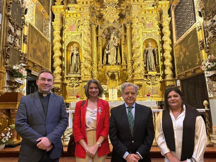 El presidente de la Diputación de Córdoba, Salvador Fuentes (segundo por la dcha.), en su visita al Convento de las Carmelitas Descalzas de Aguilar de la Frontera.