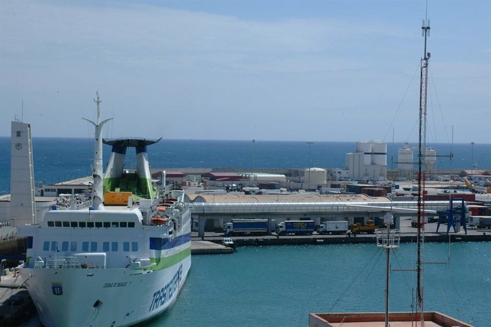 Archivo - Puerto de Melilla con ferry durante el día