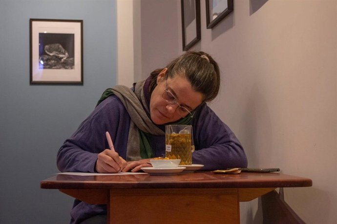 Archivo - Una participante en el anterior Concurso de Escritura Rápida