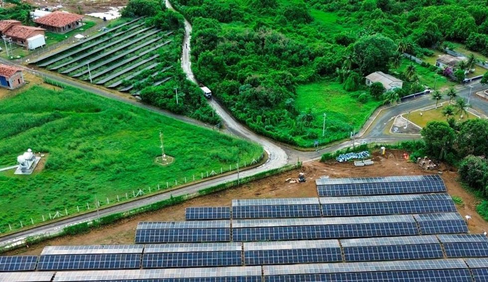 Paneles solares del proyecto Noronha Verde de Iberdrola en Brasil