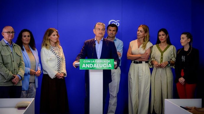 El número uno del PP por Cádiz para las elecciones andaluzas del 17 de mayo, Antonio Sanz, junto al presidente del PP de Cádiz, Bruno García, y otros miembros de la candidatura, hacen balance de la campaña electoral.
