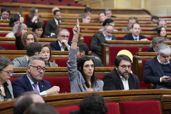 Archivo - Votacions durant un ple al Parlament 