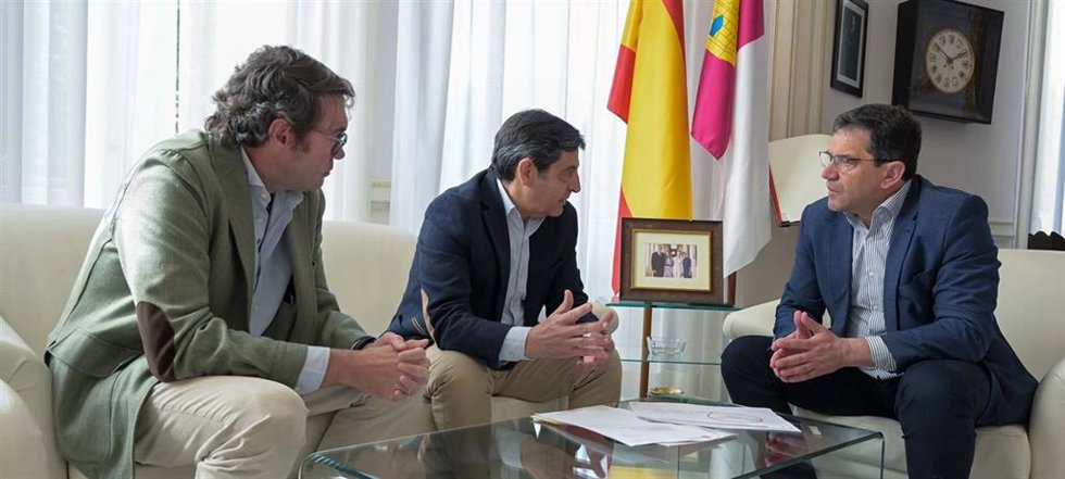 Reunión de la Cámara de Comercio con el presidente de la Diputación.