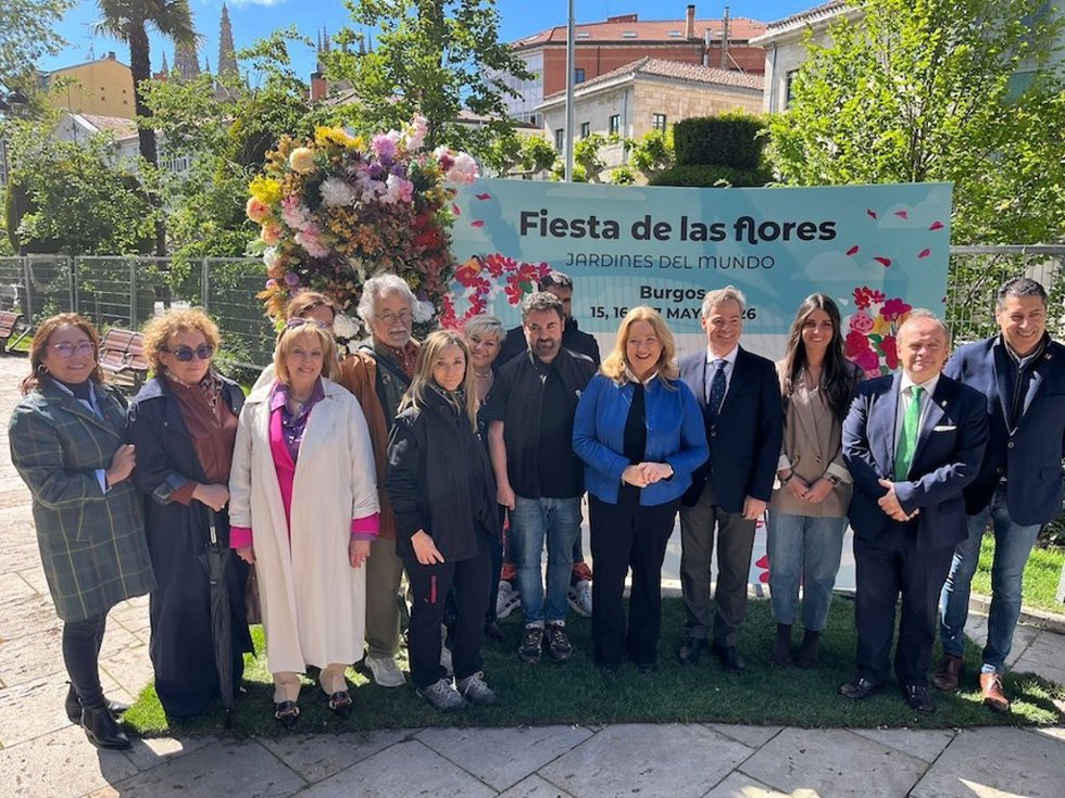 Autoridades y floristas se han congregado en el Espolón para inaugurar la fiesta.