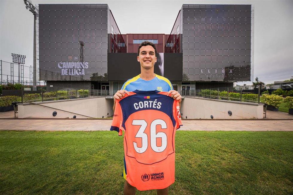 El jugador del FC Barcelona Álvaro Cortés delante de La Masia tras debutar con el primer equipo