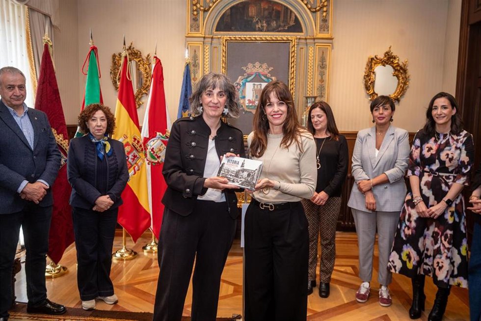 La alcaldesa, Maider Etxebarria (a la derecha) ha participado en el acto junto a representantes de todos los grupos municipales