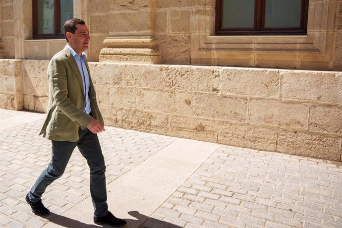 El presidente del PP andaluz y candidato a la reelección, Juanma Moreno, a su llegada para participar en un acto de campaña organizado en la capital gaditana por el PP de Cádiz. A 13 de mayo de 2026 en Cádiz, (Andalucía, España). Juanma Moreno, ha partici