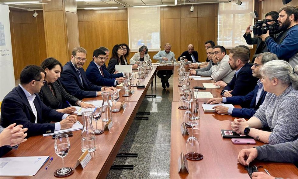 El secretario de  Estado de Industria, Jordi García, y la conselleira de Economía, María Jesús Lorenzana, participan, junto a otros representantes institucionales, en una reunión sobre Alcoa San Cibrao con presencia del comité y de la empresa
