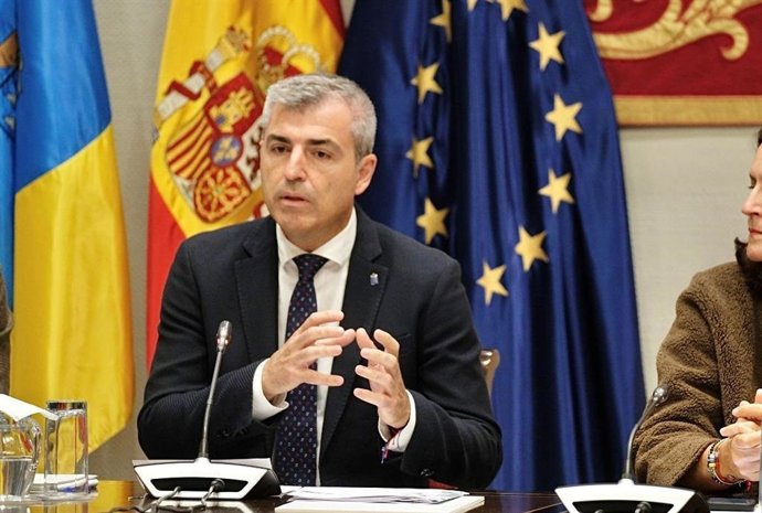 Archivo - El vicepresidente del Gobierno de Canarias, Manuel Domínguez, en comisión parlamentaria