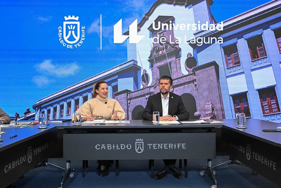 La presidenta del Cabildo, Rosa Dávila, y el rector de la Universidad de La Laguna, Francisco García, en una reunión de coordinación