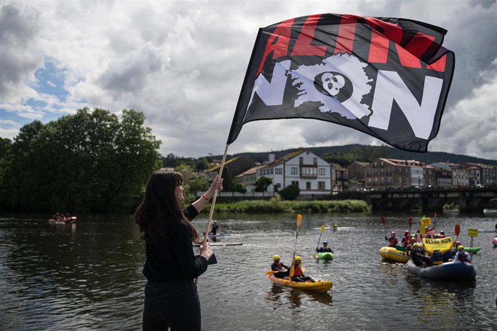 Archivo - Manifestantes de la plataforma Ulloa Viva durante el descenso en balsas el río Ulla por la protesta contra la fábrica de celulosa Altri, a 4 de mayo de 2025, en Padrón (A Coruña).