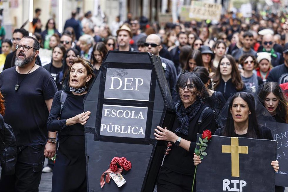 Miles de personas protestan durante una nueva manifestación por la huelga indefinida en la educación pública no universitaria en la Comunitat Valenciana, a 15 de mayo de 2026, en Valencia. 